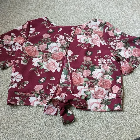 Floral Crop Top - Picture 2 of 3
